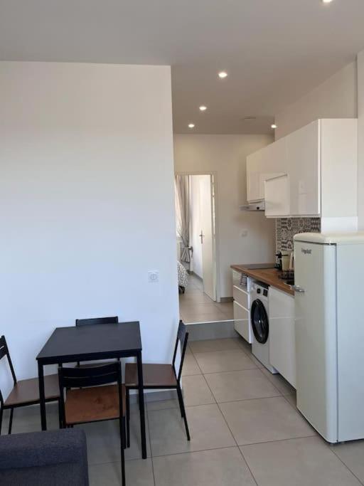 Le Pressense 2 Apartment Venissieux Bagian luar foto
